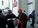 La Santa Sindone - Il Cardinal Poletto si intrattiene con i pellegrini_13
